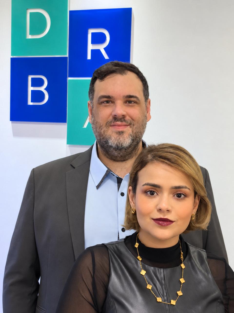 Dr. Bruno Acharezzi e Dra. Rebeca Acharezzi na Clínica DRBA